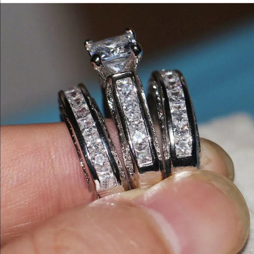 New 18k gold plated halo diamond engagement ring - Picture 4 of 6